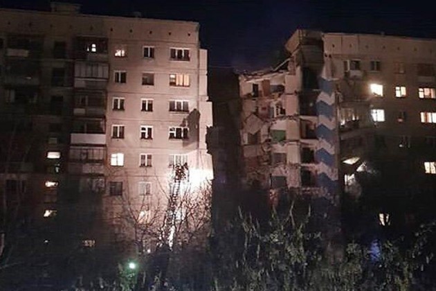 В Магнитогорске при взрыве газа обрушился подъезд дома В Магнитогорске при взрыве газа обрушился подъезд дома